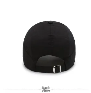 Vista posteriore del cappello da baseball nero ad asciugatura rapida con mesh e fibbia regolabile