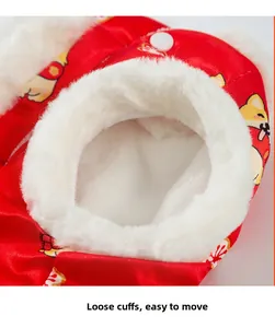 Dettaglio dei polsini ampi e della fodera in peluche di un gilet festivo per cani