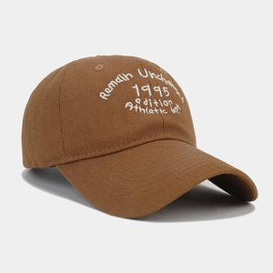 Dettaglio cappellino da baseball marrone caffè in cotone con ricamo bianco Remain