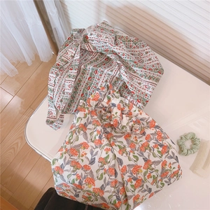 Détail de deux sacs cabas en coton à fleurs avec bandoulières assorties sur un bureau