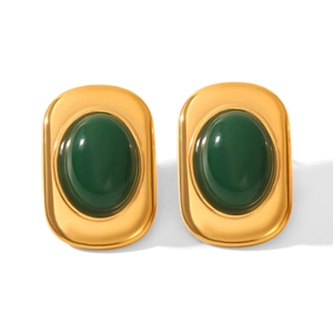 Vue détaillée de boucles d'oreilles rétro dorées avec pierres ovales vert foncé