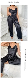 Detailansicht eines schwarzen Satin-Pyjama-Sets mit Camisole-Top und weit geschnittener Hose