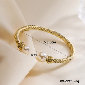 Detailansicht des goldenen gedrehten Armreifs mit Perlen und Größenangaben 5.5-6cm und 20g