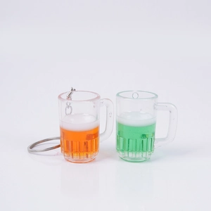 Porte-clés mini chope à bière avec boissons simulées orange et verte et anneau