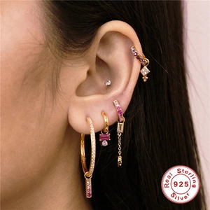 Model trägt vergoldete 925er Sterling Silber Ohrringe mit rosa und lila Steinen