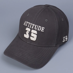 Détail de la broderie 3D blanche et de la texture en coton sergé sur la casquette