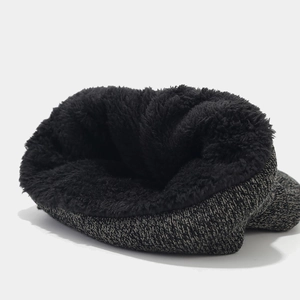 Dettaglio del set invernale in maglia grigio screziato e fodera in pile nero