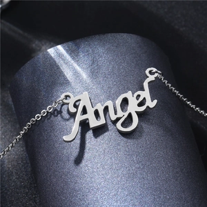 Collier avec pendentif lettre Angel en acier inoxydable sur support gris texturé