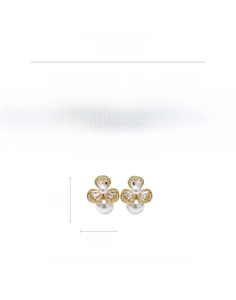 Makroansicht von Blumen-Ohrsteckern mit Goldfinish, Zirkonia und weißen Perlen