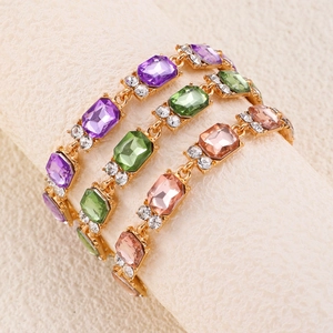 Set di tre bracciali con pietre preziose rettangolari colorate placcati in oro