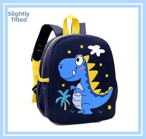 Detalle de la mochila escolar azul marino con diseño de dinosaurio y correas amarillas