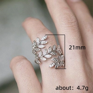 Elegante open ring met wijnstokbladeren, zilverkleurig metaal en witte zirkonia steentjes