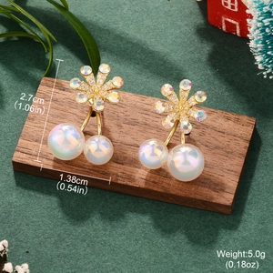 Detail view of flower-shaped pearl earrings on display with 2.7cm height measurements