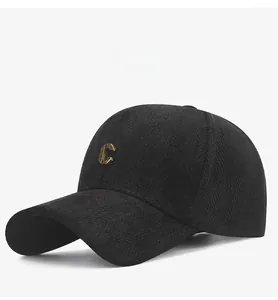 Détail d'une casquette noire avec logo C en métal et texture à chevrons