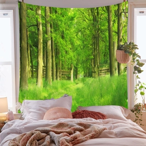 Dettaglio dell'arazzo della foresta con alberi verdi e sentiero in camera da letto