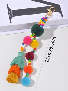 Dettaglio portachiavi con pompon colorati, perline e nappe in stile bohémien