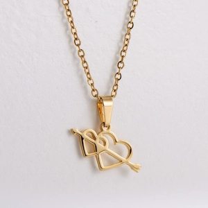 Collier minimaliste en acier titane plaqué or avec pendentif cœur et flèche de Cupidon