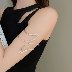 Détail d'un bracelet de bras argenté avec des courbes minimalistes élégantes et fines
