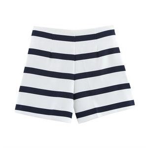 Détail du short taille haute à rayures noires et blanches avec ceinture élastique