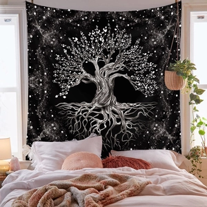 Detailansicht des Lebensbaum-Wandteppichs mit Sternenhimmel in einem Schlafzimmer