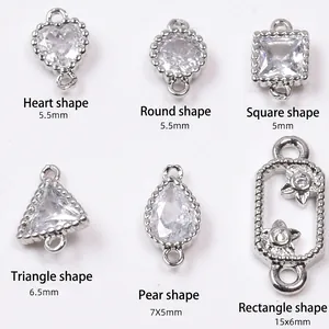 Détail macro de pendentifs en zircone plaqués or 14K de diverses formes géométriques
