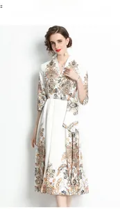 Detalle de elegante vestido de gasa blanco con motivos florales y cinturón alto