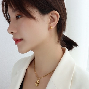 Boucles d'oreilles boules dorées 18k et collier avec pendentif floral style français
