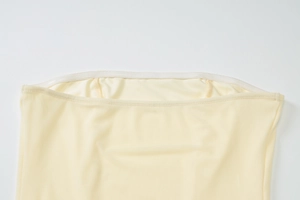 Detailansicht der elastischen Kante und des Rippstrickgewebes eines trägerlosen Kleides