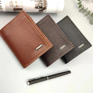 Tres carteras de hombre en cuero texturizado en colores negro, marrón y café oscuro mate