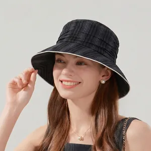 Damen Sonnenhut mit breiter Krempe in Schwarz, weißem Kontrastrand und Streifentextur