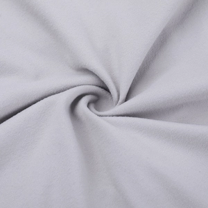 Gros plan de la texture en maille grise douce montrant le tissage fin et la qualité