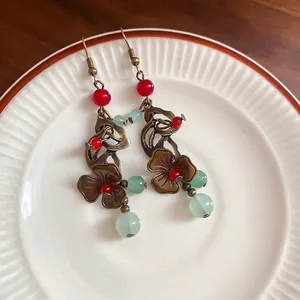 Boucles d'oreilles fleurs vintage en bronze avec perles rouges et effet jade
