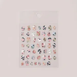 Détail de stickers nail art floraux avec motifs de pétales colorés et emballage en carton
