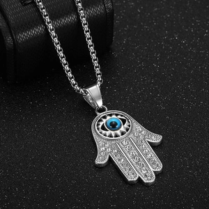 Collier main de Fatima avec pendentif œil bleu et zircons sur chaîne vénitienne