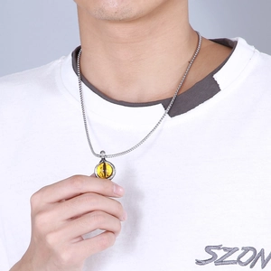 Detailaufnahme einer Herren-Schlangenkette in Silber mit Drachenkralle und gelbem Tigerauge