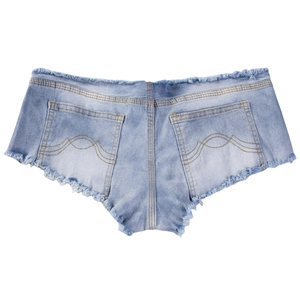 Nahaufnahme hellblauer Denim-Shorts mit ausgefransten Säumen und Wellennähten an Rücktaschen