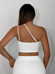 Witte asymmetrische crop top met dun schouderbandje getoond vanaf het achteraanzicht