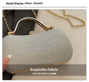 Détail d'un sac de soirée argenté pailleté avec poignée dorée et fermoir orné de diamants