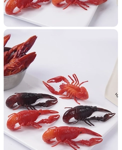 Modelli realistici di gamberi di fiume su un piatto di ceramica bianca decorativo