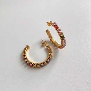 Boucles d'oreilles créoles C en acier doré serties de zircons colorés pour femme