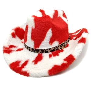 Détail du chapeau de cow-boy en peluche à motif vache avec bande léopard