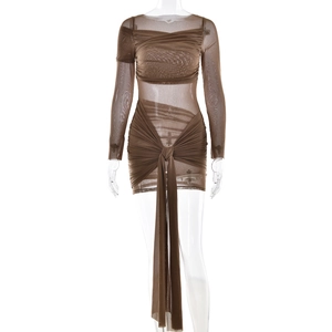 Dettaglio dell'abito in mesh marrone con nodo frontale regolabile e texture arricciata