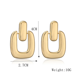 Detail view of 18K gold geometric rectangular earrings with 4cm height and 2.7cm width