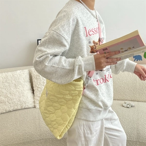 Détail du sac cabas matelassé jaune clair avec bandoulière rose réglable