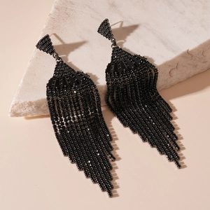 Gros plan détaillé des boucles d'oreilles à franges noires serties de strass brillants