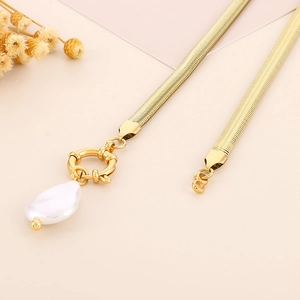 Gros plan du collier maille serpent dorée avec perle baroque et fermoir à ressort