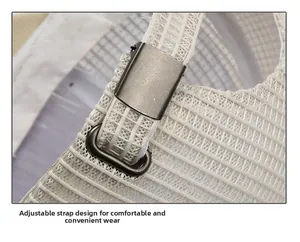 Détail de la boucle métallique réglable et du filet blanc respirant sur la casquette
