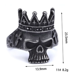 Detailed macro view showing the crown skull design and dimensions of the vintage ring