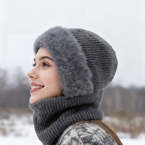 Stilvolles warmes graues Strickmützenset mit Kunstpelzbesatz und passendem Halswärmer für Winter