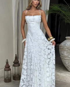 Nahaufnahme der weißen floralen Spitzentextur an einem rückenfreien Maxikleid